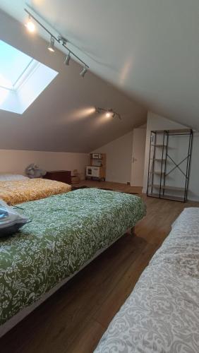 deux lits dans une chambre avec une grande fenêtre dans l'établissement Arpent #2, à Garnerans