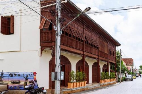 a motorcycle parked in front of a building at ROSE - Fong Lee CC Lampang Walking Street in Lampang