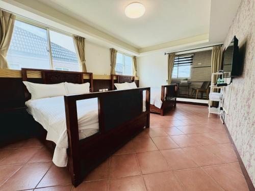 a bedroom with a bed with white pillows at 杉羽松民宿-羅東運動公園落羽松 in Luodong