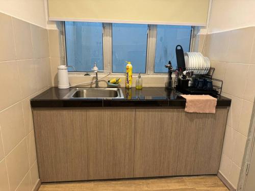 un bancone della cucina con lavandino e finestra di Eisya Homestay Emerald Avenue Brinchang a Brinchang