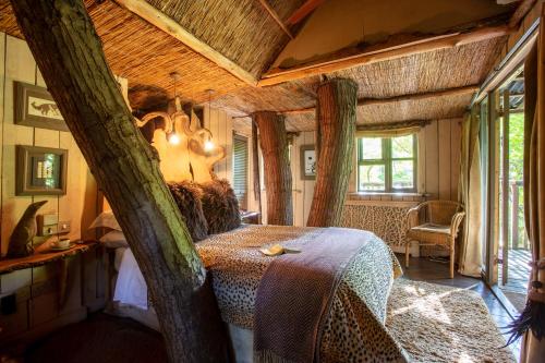 Postel nebo postele na pokoji v ubytování The Treehouse at Castle Cottage