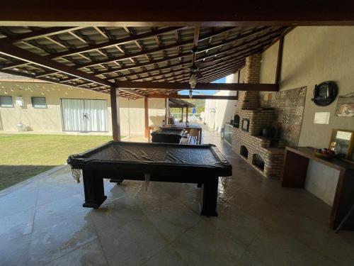 a pool table in the middle of a room at Casa de Campo Teresópolis in Teresópolis