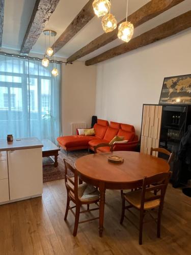 un salon avec une table et un canapé dans l'établissement Appartement Solidor 50m2 et jardin à deux pas des plages, à Saint-Malo