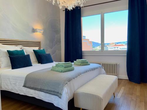 - une chambre avec 2 lits avec des rideaux bleus et une fenêtre dans l'établissement Le 21 Favre, Hyper centre, 70 m², 2 chambres, à Annecy