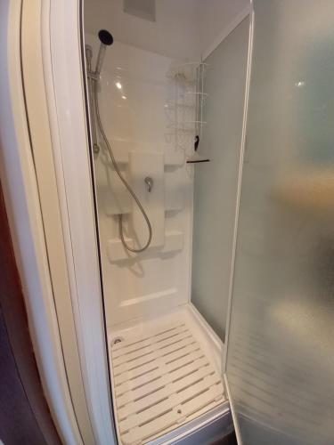 La petite salle de bains est pourvue d'une douche à l'italienne. dans l'établissement Coquet appart coeur de ville Quend plage 1er étage, à Quend