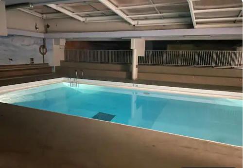 une grande piscine dans un immeuble dans l'établissement Appartement Quartier Canal Saint Martin Free Netflix, à Paris