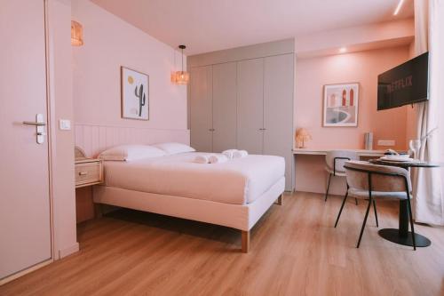 une chambre avec un lit, un bureau et un ordinateur dans l'établissement Farniente - Studio neuf climatisé - Parking, à Roquefort-la-Bédoule