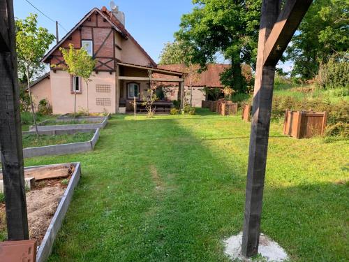 une image d'une maison avec une cour dans l'établissement Maison de campagne, à Saint-Étienne-de-Vicq
