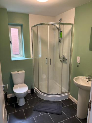 ラグビーにあるTwo Bedrooms Two Bathrooms and Private Parking Rugbyのシャワー、トイレ、洗面台を備えたバスルーム