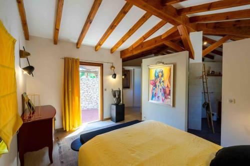 une chambre avec un lit jaune et une fenêtre dans l'établissement villa soleluna, villa de charme, lumineuse et cosy, à Bonifacio