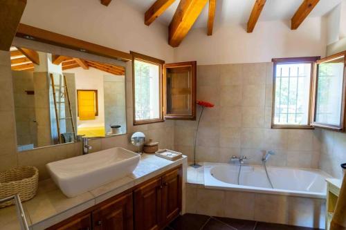 une salle de bain avec un lavabo et une baignoire dans l'établissement villa soleluna, villa de charme, lumineuse et cosy, à Bonifacio
