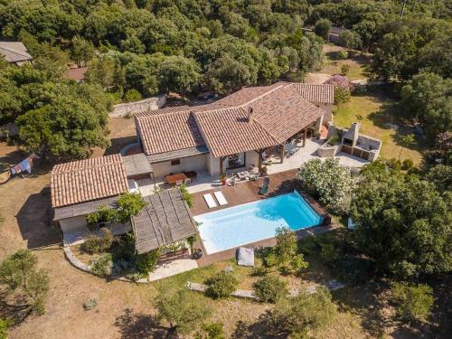 une vue aérienne d'une maison avec piscine dans l'établissement villa soleluna, villa de charme, lumineuse et cosy, à Bonifacio