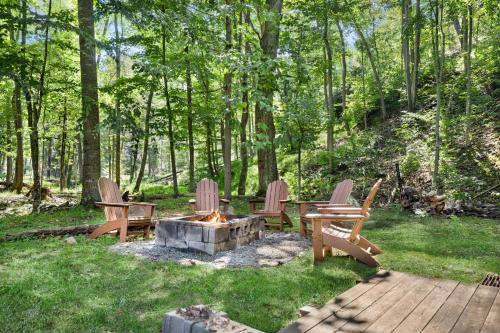 Zahrada ubytování River Access w Hot Tub, Grill, WiFi, & Fire Pit!