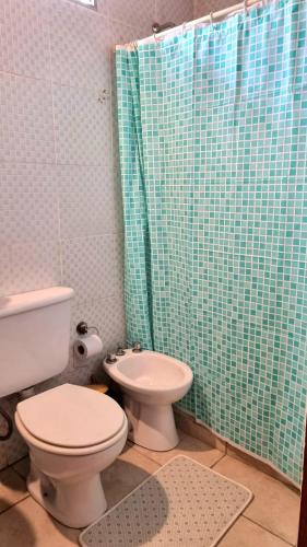 a bathroom with a toilet and a shower at Complejo Yaguareté in Corrientes