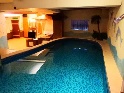 a swimming pool in the middle of a living room at Swan Lake Motel in Guishan