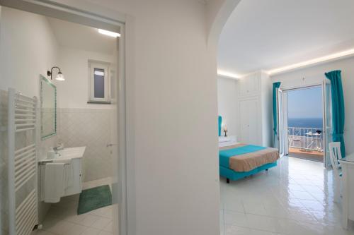 Habitación con cama y baño con balcón. en Casa Marrapese, en Positano