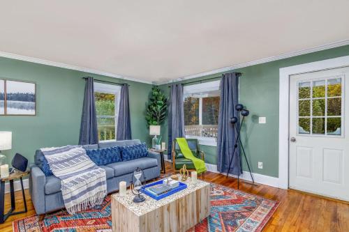 Χώρος καθιστικού στο New River Gorge Cottage w Hot Tub, Fire Pit, Grill