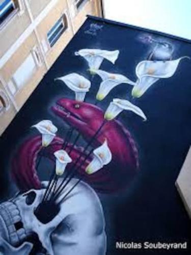 une peinture d'un vase avec des fleurs blanches dans l'établissement Appart 3 pers piscine parking coeur de ville, à Grenoble