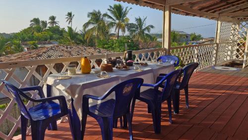Una mesa y sillas en un patio. en Redário Pôr Do Sol - Hospedagem e Experiência no Marajó, en Soure