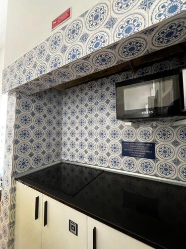 a kitchen with blue and white tiles on the wall at Lazareto 148 Hostel in Funchal