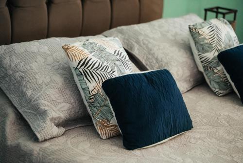 a group of pillows sitting on top of a couch at Bonito Paraiso Ilha Grande in Abraão
