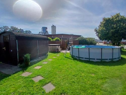 a backyard with a hot tub in the grass at Hani's Partyhaus in Verl
