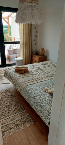 Una cama o camas en una habitación de Domek DOMiarki