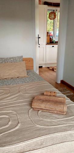 Una cama o camas en una habitación de Domek DOMiarki