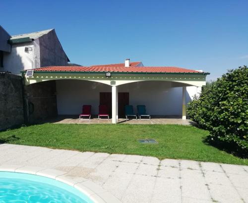 a house with a patio and a swimming pool at Casa e piscina privada in Fundão