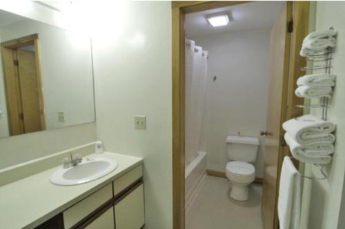 y baño con lavabo, aseo y espejo. en Americas Best Value Inn Biddeford, en Biddeford