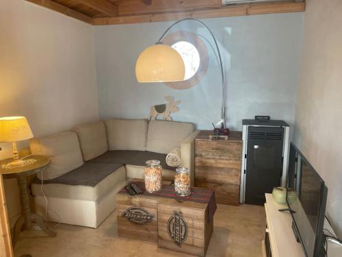 un salon avec un canapé et une table dans l'établissement Love spa jacuzzi en amoureux à 30 min de bordeaux, à Pissos