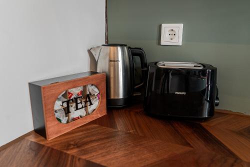 Kemudahan buat kopi dan teh di unique Finken Apartment