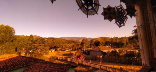 a view of a village with mountains in the background at Sitio Alecrim Gastronomia e Hospedaria in Alagoa