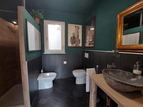a bathroom with a sink and a toilet at casa Donadiolla in Maiola