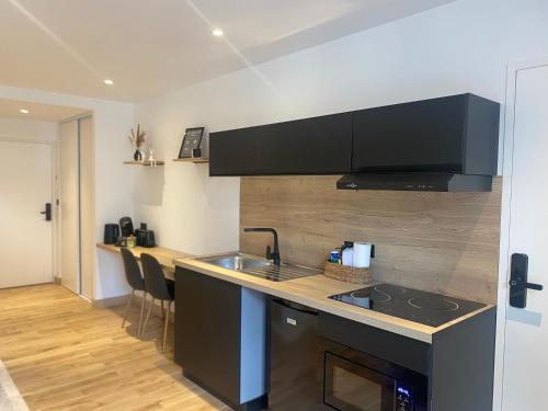 une cuisine avec un évier et un plan de travail dans l'établissement La nuit sous les étoiles, à Nancy