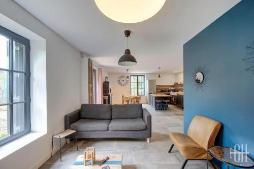 un salon avec un canapé et une table dans l'établissement Azalée - Azay sur Cher, à Azay-sur-Cher