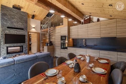 une salle à manger avec une table et une cheminée dans l'établissement 200 m des télécabines, Cheminée & Cosy, à Champagny-en-Vanoise