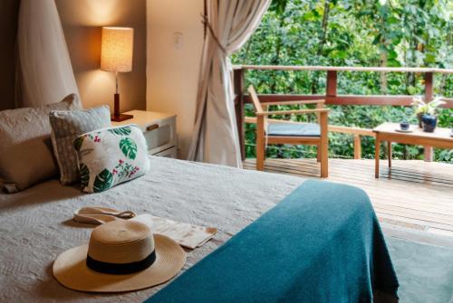a room with a bed with a hat on it at Bonito Paraiso Ilha Grande in Abraão