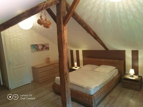 une chambre avec un lit dans une pièce dans l'établissement Gite de l'Esperance, à Cantelaube