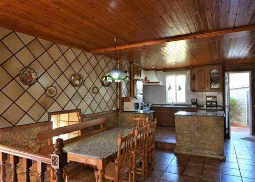 una cucina con un tavolo e un piano di lavoro di Casa das Roma a Cambados