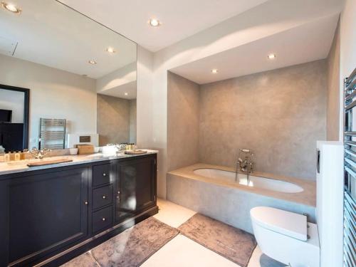 une salle de bain avec une baignoire, un lavabo et des toilettes dans l'établissement Propriété de luxe en bord de mer, à Grimaud