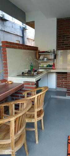 Kuchyň nebo kuchyňský kout v ubytování Lumbung Sari Home Stay