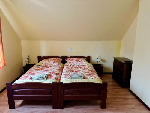 a bedroom with a bed with a wooden frame at Dolina Obiecana in Kalnica
