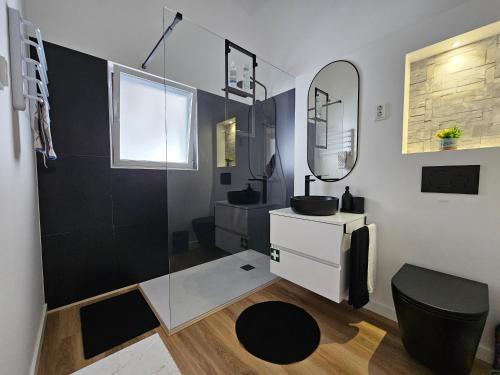 a bathroom with a sink and a mirror at Sunflower Castle View in Óbidos in Óbidos
