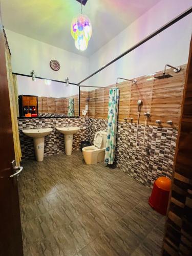 プッタラムにあるSenathilaka Guest Innのバスルーム(洗面台2台、トイレ付)