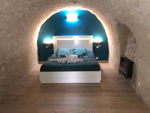 Posteľ alebo postele v izbe v ubytovaní Trog'Love: Balnéo détente dans une troglodyte