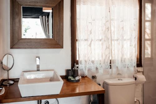 a bathroom with a sink and a toilet at Bonito Paraiso Ilha Grande in Abraão