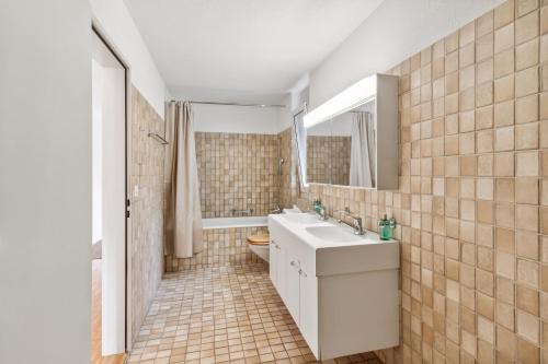Bilik mandi di Spacious Apartment in Zurich