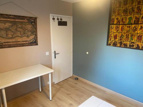 une pièce vide avec une table et une porte dans l'établissement Appartement neuf au calme, à Mardié