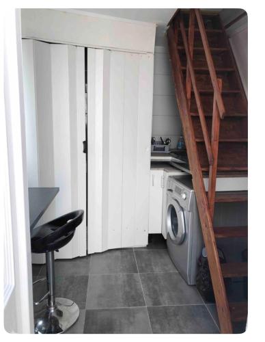 une buanderie avec un lave-linge et un escalier dans l'établissement Studette indépendant climatisé, à Marseille